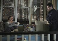 Ringer – Andrew (Ioan Gruffudd, r.) macht seiner Tochter Juliet (Zoey Deutch, l.) den Vorschlag, für eine Weile zu ihrer Mutter zu ziehen, was ihr äußerst gelegen kommt ...