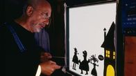 Löwenzahn Classics – Jetzt sind die ausgeschnittenen Schattenfiguren in Aktion zu sehen. Damit es optimal gelingt, braucht Peter (Peter Lustig) eine Leinwand.