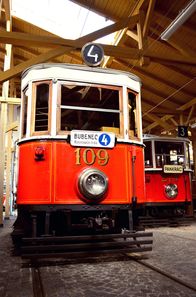 Eisenbahn-Romantik – Im Depot von Nahverkehrsmuseum Střešovice, dem Nahverkehrsmuseum Prag, sind Straßenbahnen und auch Busse aus allen Epochen der Großstadt zu bestaunen. Es gilt unter Besuchern als eines der schönsten Nahverkehrsmuseen in Europa. Neben jeder Menge Fahrzeugtechnik finden sich historische Fotos, die die spannende Geschichte des Prager Nahverkehrs erzählen.
