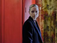 Suspect – Nicola (Niamh Algar) hat sich Zugang zu der versiegelten Wohnung verschafft.