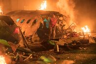 Mayday - Alarm im Cockpit – Hamilton, Ontario, Kanada - Ein taiwanesischer Passagier (gespielt von Bethanie Ho) krabbelt aus dem Wrack des TransAsia-Flugs 222.