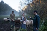 SOKO Stuttgart – Ein ermordeter Geisterjäger in einem Hexenwald – der etwas zurückgebliebene Hanno Oberlehner (Levin Liam, l.) ist überzeugt, dass es den Fluch der Hexe wirklich gibt. Rico Sander (Benjamin Strecker, r.) geht in der Befragung von Hannos Mutter, Franziska Oberlehner (Susanne Hoss, M.), dem Spuk auf den Grund.