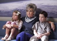 Young Sheldon – L-R: Missy Cooper (Raegan Revord), Connie 'Meemaw' Tucker (Annie Potts) und Sheldon Cooper (Iain Armitage)