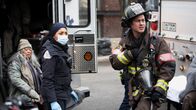Chicago Fire – Beobachten die Explosion aus der Ferne: Adriyan Rae als Gianna Mackey, Taylor Kinney als Kelly Severide