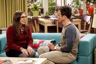 The Big Bang Theory – Nachdem Amy (Mayim Bialik, l.) ihn aufgefordert hat, wegen der Hochzeit nicht so viel Stress zu machen, versucht Sheldon (Jim Parsons, r.), entspannter an die Sache heranzugehen - mit mäßigem Erfolg ...