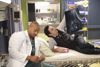 Scrubs - Die Anfänger – Versuchen, herauszufinden, wer von den Studenten J.D. eine schlechte Dozentenbewertung gegeben hat: Turk (Donald Faison, l.) und J.D. (Zach Braff, r.) ...
