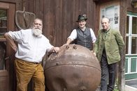 Hoagascht – Moderator Patrick Eisl vor der Fischerhuette mit Gerhard Zauner (li) und Albrecht Syen (re) am Toplitzsee