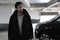 A Breath Away – Bei seinem Versuch, ohne Atemmaske über die Dächer des von einem giftigen Nebel heimgesuchten Paris zu seiner Familie zurückzukehren, wird Mathieu (Romain Duris) auf einem Parkdeck in einen Kampf verwickelt.