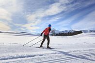Langlauf: Weltcup – A man cross-country skiing