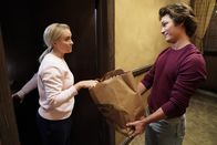 Young Sheldon – Mandy (Emily Osment, l.); Georgie Cooper (Montana Jordan, r.)