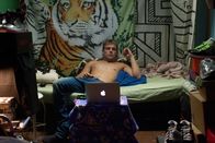 Disconnect – Kyle (Max Thieriot) hat kein Problem damit, als Stripper in einem Porno-Chat zu arbeiten.