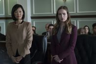 For the People – Alice Huang (Elaine Kao, l.); Sandra Bell (Britt Robertson, r.)
