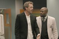 Dr. House – Dr. Eric Foreman (Omar Epps, r.) und Dr. Gregory House (Hugh Laurie, l.) sin dim aktuellen Fall mal wieder nicht einer Meinung ....