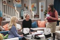 The Big Bang Theory – Treffen die letzten Hochzeitsvorbereitungen: (v.l.n.r.) Bernadette (Melissa Rauch), Penny (Kaley Cuoco) und Amy (Mayim Bialik) ...