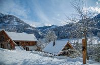 Heimat in den Alpen – Der Hof von Zdravko Haderlap in Bad Eisenkappel unter einer Schneedecke.