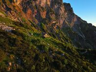 Heimatleuchten – Von hier ist es nur ein kurzer Weg zum Plateau und zur Schellenberger Eishöhle. Die Toni Lenz Hütte im Sonnenaufgang