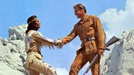 Winnetou III – Winnetou (Pierre Brice, l.) und Old Shatterhand (Lex Barker, r.) ahnen noch nicht, dass dies ihr letztes gemeinsames Abenteuer sein wird.
