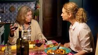 Der Bozen-Krimi – Sonja (Chiara Schoras) beim Abendessen mit ihrer Schwiegermutter Katharina (Lisa Kreuzer, li.).