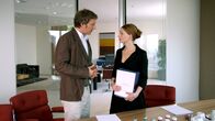 Geld.Macht.Liebe – Kai Lentrodt (Philipp Markland), Anna Bertheau (Ariane Sailer).