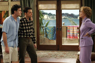 Two and a Half Men – Als Alans Mutter seine Erziehungsmethoden kritisiert, wird sie von ihren Söhnen (Charlie Sheen l. und Jon Cryer, M.) prompt aus dem Haus geworfen. Evelyn (Holland Taylor, r.) ist entsetzt ...