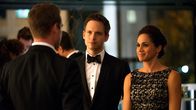 Suits – Zwischen Mike (Patrick J. Adams, M.) und Rachel (Meghan Markle, r.) steht ein brisantes Geheimnis – das ausgerechnet Harvey (Gabriel Macht, l.) kennt. Kann ihre Beziehung dem wachsenden Druck standhalten?