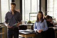 Community – Können nicht fassen, dass jemand mutwillig ihre Arbeit zerstört hat: Jeff (Joel McHale, l.) und Annie (Alison Brie, r.) machen sich auf die Suche nach dem Übeltäter ...