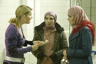 Danni Lowinski – Ein neuer Fall: Zeynep (Nilam Farooq, r.), die von ihren Eltern in die Türkei abgeschoben und dort mit ihrem Cousin verheiraten werden soll, taucht gemeinsam mit Emine (Ivan Subay, M.) bei Danni (Annette Frier, l.) auf und bittet sie um Hilfe ...