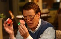 Malcolm mittendrin – Weihnachten auf die besondere Art: Hal (Bryan Cranston) ist überrascht, welch tolle Geschenke seine Familie gebastelt hat ...