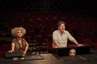 Chorus Girls – Tutter (Louise Mieritz, l.); Preben Kaas (Anders W. Berthelsen, r.)