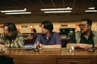 The Big Lebowski – Jeff Lebowski (Jeff Bridges, l.) entspannt sich zwischen den regelmäßigen Bowlingrunden mit seinen Freunden Walter Sobchak (John Goodman, r.) und Donny Kerabatsos (Steve Buscemi, M.) mit dem Lauschen von Walgesängen, dem Trinken von White Russians und dem Rauchen von Joints in der Badewanne. Doch eines Tages ändert sich sein Leben schlagartig ...