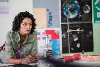 Death in Paradise – Die smarte Camille Bordey (Sara Martins) lässt sich nicht manipulieren und durschaut die Menschen, die sie vernimmt, schnell.