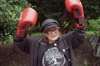 Das Rätsel der ewigen Jugend – Voller Lebensfreude und Energie: Die 96-jährige Lynne Charney singt noch im Kabarett.