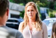Lena Lorenz – Lena Lorenz (Judith Hoersch) steht weiterhin zu Miriam und Benjamin. Sie kann gut verstehen, wie schwierig die Situation für das junge Paar ist.