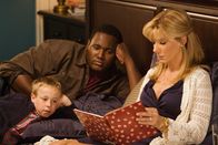 Blind Side - Die große Chance – Als der obdachloser Teenager Michael Oher (Quinton Aaron, l.) zufällig auf Leigh Anne Tuohy (sandra Bullock, r.) und ihre Familie (Jae Head, M.) trifft, verändert sich sein bisheriges Leben komplett ...