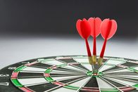 Darts: World Grand Prix – Rote Dartpfeile, die genau in der Mitte einer Dartscheibe stecken