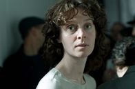 Etty – Etty (Julia Windischbauer) nimmt ihre Arbeit beim Judenrat auf. Dort beobachtet sie, wie einflussreiche Juden Freistellungen bekommen und so der Deportation entgehen.