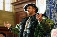 Wolf Hall – König Henry VIII. (Damian Lewis) begrüßt seine Gäste, vor allem die Lords, am Hofe.