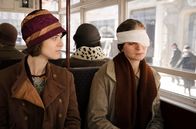Babylon Berlin – Charlotte (Liv Lisa Fries) begleitet ihre Schwester Ilse (Laura Kiehne) nach einer Augen OP
