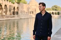 Der Orient - 1001 Legende – Der Orientalist Daniel Gerlach ist im türkischen Sanliurfa unterwegs und besichtigt den „Teich Abrahams“, wo der Prophet der Legende nach ins Wasser geworfen wurde.