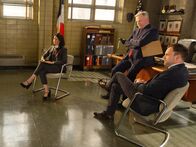 Elementary – (v.ln.r.) Joan Watson (Lucy Liu); Captain Tommy Gregson (Airan Quinn); Sherlock Holmes (Jonny Lee Miller)