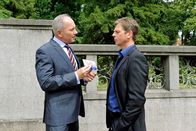 Rote Rosen – ARD ROTE ROSEN FOLGE 1337 Uhr im ERSTEN. Roman (Johannes Terne, l.) schockt Vincent (Stefan Feddersen-Clausen, r.) mit seinem Wissen über Lützebau.