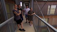 Nachbarschaftsstreit – Besorgte Nachbarn in Wohnsiedlung mit Sozialeinrichtung