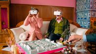 Die Brüt – BRÜT (1) - Felsenbrüter Marianne (Kirsten Block) und Wilhelm (Dietrich Mattausch) sind begeistert von den technischen Möglichkeiten.
