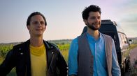 Walking on Sunshine – (v.li.) Sebastian Wendelin (Willi), Aaron Karl (Lukas Jaric).