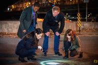 Elementary – Watson (Lucy Liu, vorne l.), Detective Bell (Jon Michael Hill, l.), Captain Gregson (Aidan Quinn, M.) und Kitty (Ophelia Lovibond, r.) beschließen, mit dem New York Police Department zusammen zu arbeiten, um dem gefährlichen Copkiller das Handwerk zu legen ...