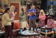 The Big Bang Theory – Als eine Reise der Frauen (Melissa Rauch, 2.v.r., Kaley Cuoco, 2.v.l. und Mayim Bialik, 3.v.l.) nach Las Vegas ins Wasser fällt, laden die Männer (Johnny Galecki, l., Jim Parsons, 3.v.r., und Simon Helberg, r.) sie dazu ein, "Dungeons & Dragons" mit ihnen zu spielen. Mit fatalen Folgen ...