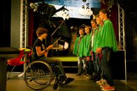Schloss Einstein – Jo (Lena Ladig) koordiniert die Theaterprobe.
