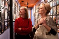 Hacks – Deborah (Jean Smart, r.) kehrt nach Sacramento zurück, um ihr neues Programm in einem altbekannten Comedy-Club zu testen – doch alte Bekanntschaften und die dubiose Vergangenheit des Clubs stellen sie und Ava (Hannah Einbinder, l.) auf die Probe.
