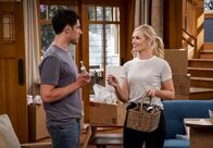 The Neighborhood – Dave Johnson (Max Greenfield, l.); Gemma Johnson (Beth Behrs, r.)