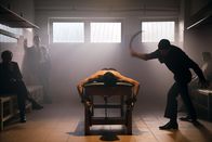 The Devil's Double – Der Erstgeborene des irakischen Diktators Saddam Hussein hat sich viele Feinde gemacht. Deshalb will er einen Doppelgänger. Seine Wahl fällt auf Latif Yahia (Dominic Cooper, M.), der aber diesen Job nicht haben möchte. Doch Udai Hussein hat keine Skrupel, Latif dazu zu zwingen ...